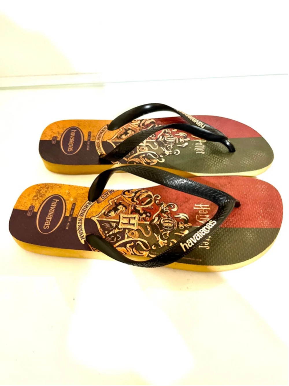 Havaianas Harry Potter Top flip-flops with a crest graphic men size 12-13